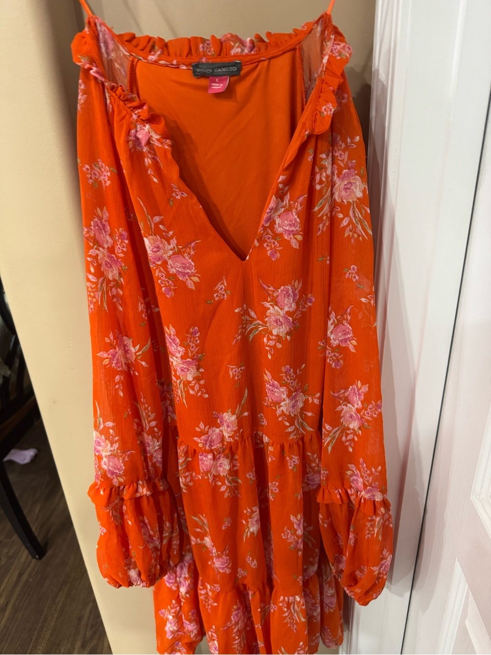 Vince Camuto featuring a ruffled V-neckline and tiered Dress (CL-4)